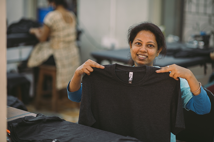 Joyya_Lady_Holding_Organic_Cotton_T-shirt